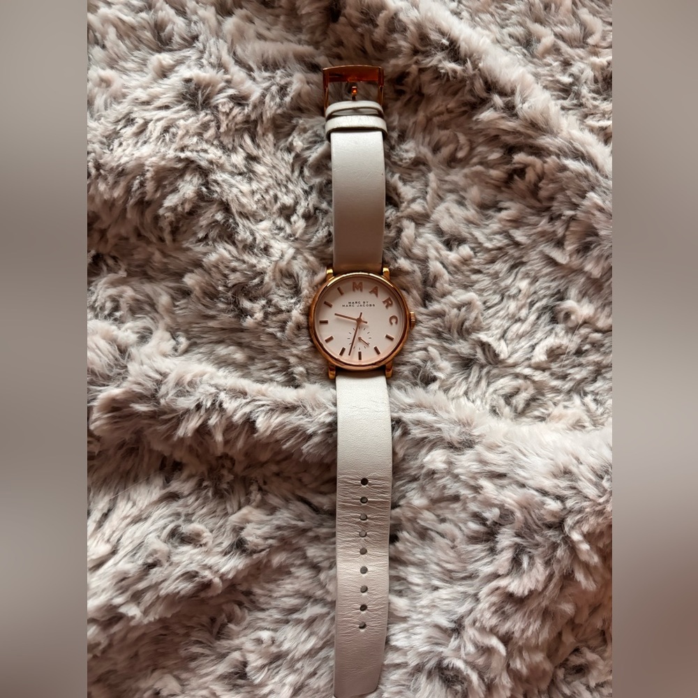 Marc Jacobs Watch - White leather strap with rose gold detailing